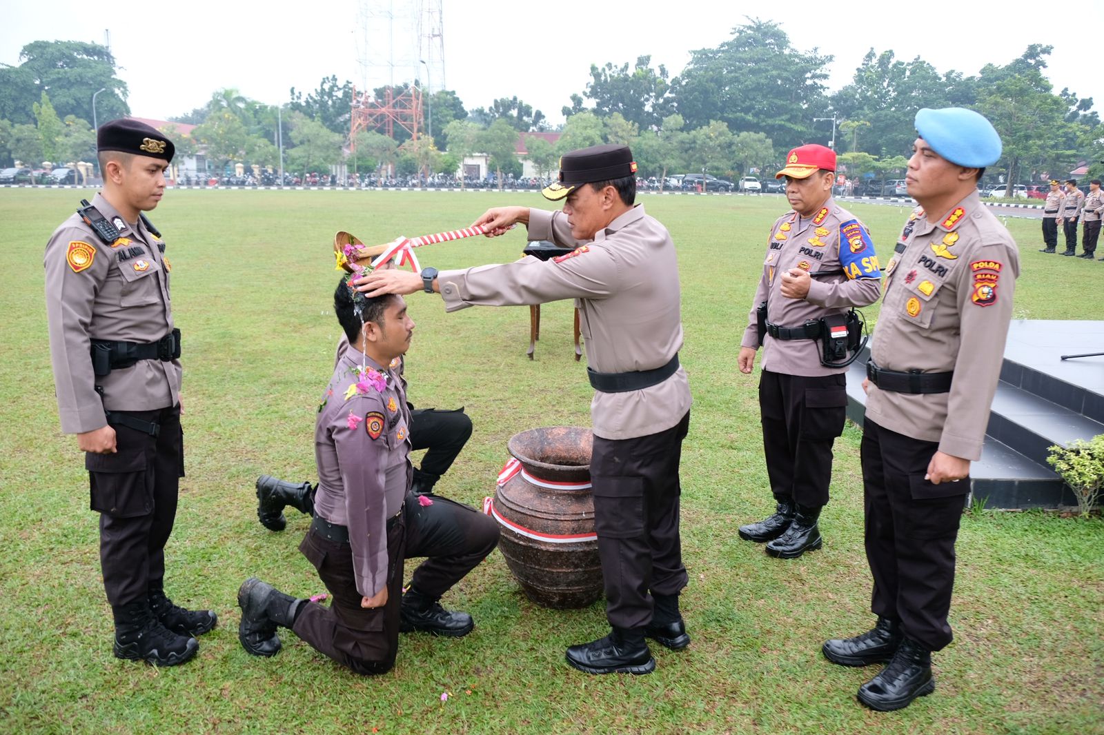 Wakapolda Riau Pimpin Upacara Penyerahan Personel Polda Riau Dan Polres/Ta Jajaran Untuk Melaksanakan Kegiatan Pembinaan Dan Pemulihan Profesi Polri Di Spn Polda Riau